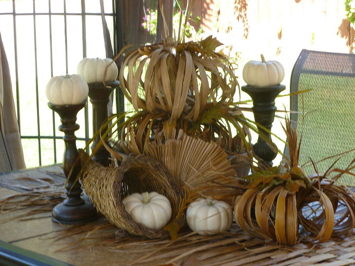 criando uma mesa de outono com uma folha de palmeira morta, Paisagem de mesa de outono ao ar livre