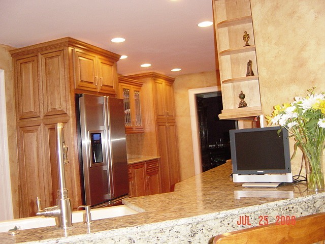 uma cozinha tipo galley pode ser bonita e elegante, Parede sul da barra de caf da manh mostrando geladeira para despensa
