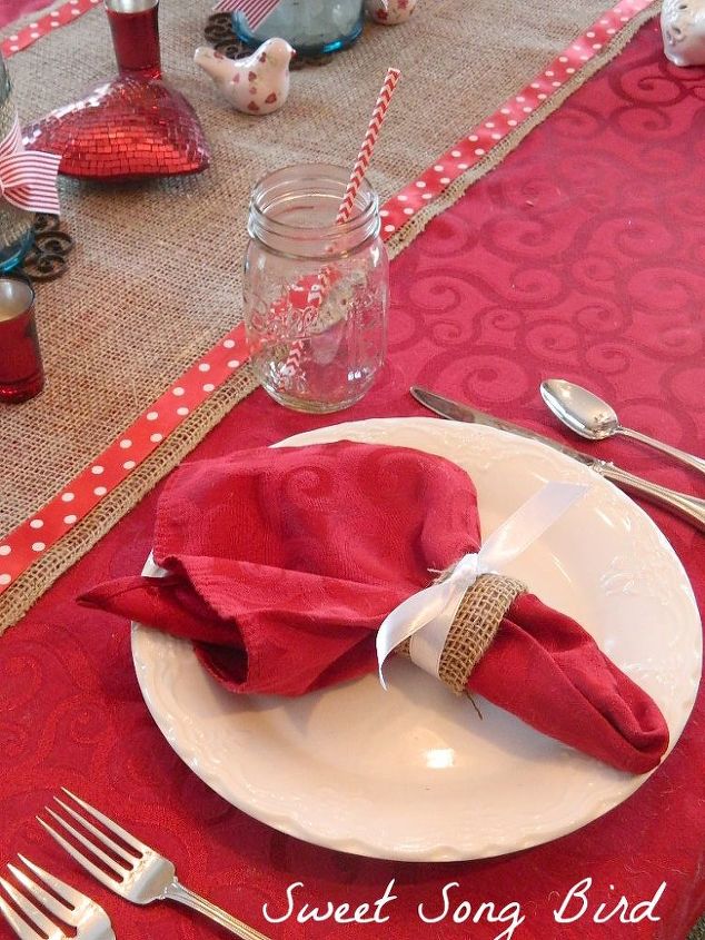 valentinesday romantic double date tablescape on a budget, La arpillera y la cinta sobrantes se convierten en servilleteros gratuitos