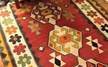 Una alfombra diferente añade un toque de color a un espacio pequeño