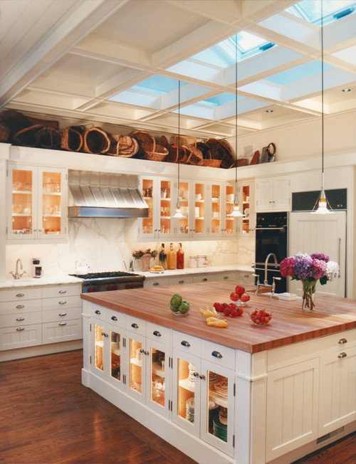 7 consejos para decorar la cocina elegante y prctico, Puedes utilizar el espacio sobre los armarios para exponer colecciones Imagen v a Sutton Suzuki Architects