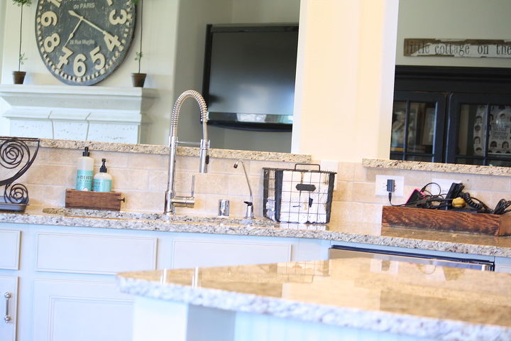 armrios de cozinha com tinta de giz e cozinha redo farmhouse, Pia com vista para a sala