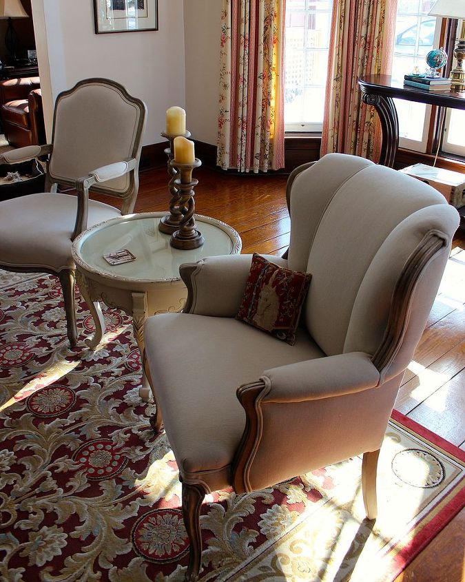 cadeira estofada em tecido, Um par perfeito para a sala de estar n o s o as mesmas cadeiras mas s o unidas pelo mesmo acabamento