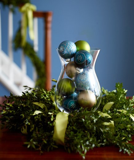 algumas ideias de ltima hora para decorar sua casa para as frias, Organize guirlandas ou plantas frescas em torno de objetos decorativos no corrim o da escada ou na lareira para uma decora o instant nea de Natal