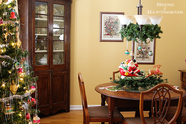 fun retro christmas dining room tour, christmas decorations, seasonal holiday decor
