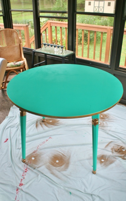 un cambio de imagen de una mesa comprada esmeralda con incrustaciones de oro, Pasa dos capas de pintura verde esmeralda sobre la mesa