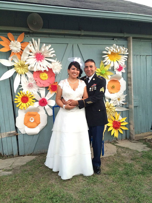 flores gigantes de papel para um casamento ao ar livre
