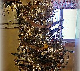 burlap christmas tree skirt and diy ornaments, crafts, seasonal holiday decor, Tree with homemade ornaments and burlap garland