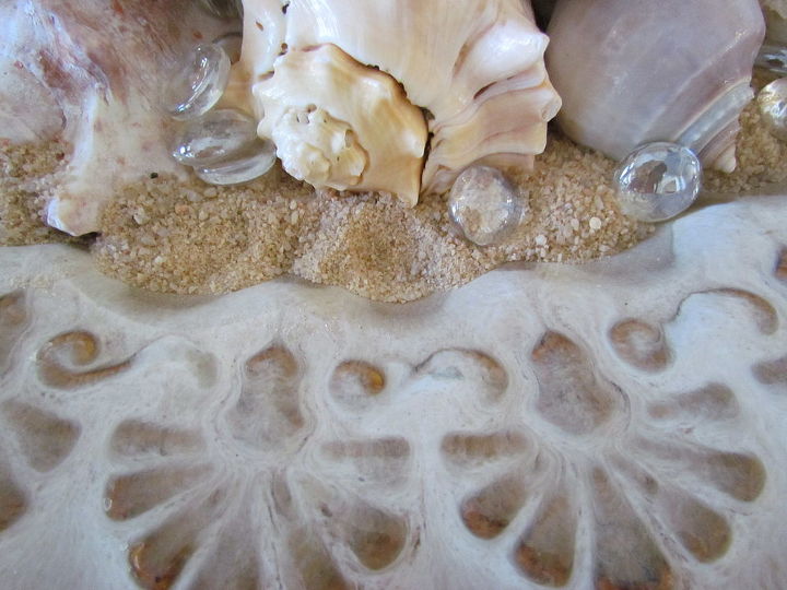 centro de mesa de conchas marinas en la playa