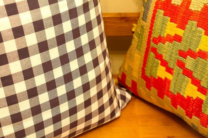 um tapete diferente adiciona um toque de cor a um pequeno espao, Essas almofadas realmente se complementam