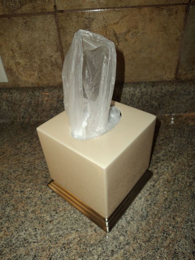 almacenamiento de bolsas de plstico, Esta peque a papelera se encuentra debajo del fregadero de la cocina