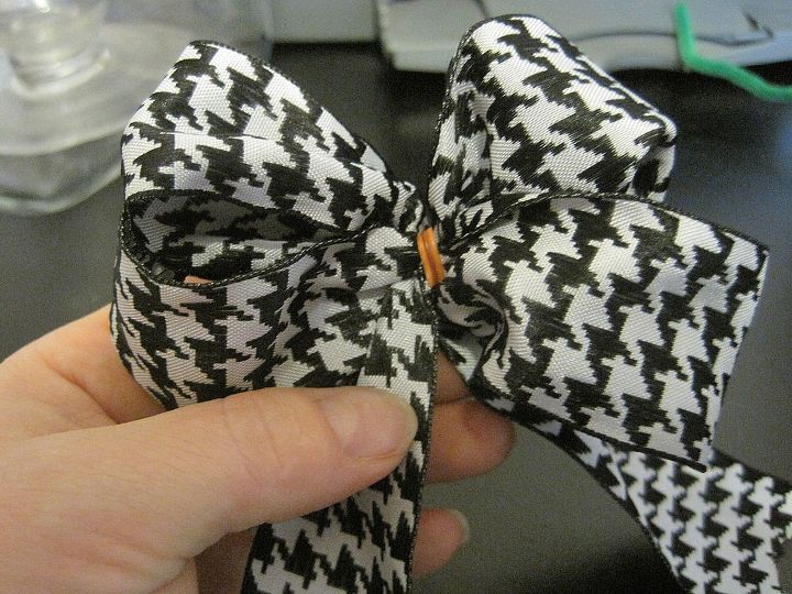 how to make a fancy bow, crafts, Secure with the twist tie and fluff to desired shape