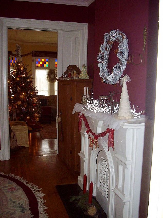 a mantel for christmas, christmas decorations, seasonal holiday decor