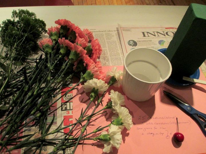 proyecto diy haz un arreglo floral para cupcakes, Materiales reunidos y listos 25 claveles de colores 5 blancos contenedor oasis y una cereza