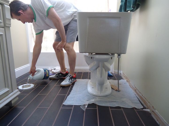 instalao da vaidade do banheiro os 4 passos bsicos, limpe o ralo do arm rio com gua sanit ria