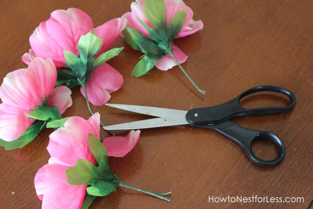 centros de mesa con flores de la tienda del dlar, Corta los extremos de las flores con un cortador de alambre o tijeras