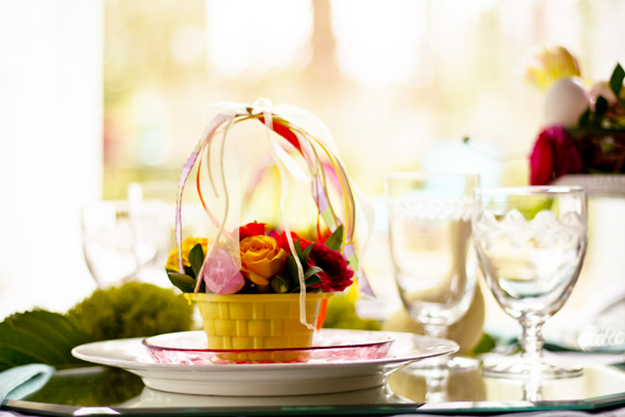 ideas para el montaje de la mesa de pascua, Las cestas de Pascua en cada lugar son coloridas y festivas
