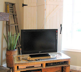 pallet paradise, pallet projects, A pallet TV stand Also by Funky Junk Interiors Donna Notice that the top if this pallet is sunken in so she actually made a display case on over the top