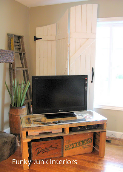 pallet paradise, pallet projects, A pallet TV stand Also by Funky Junk Interiors Donna Notice that the top if this pallet is sunken in so she actually made a display case on over the top