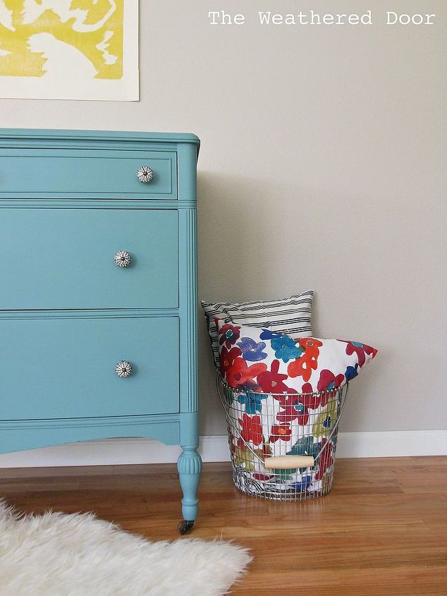 a bayside dresser with black and white knobs, painted furniture, bayside dresser with black and white knobs