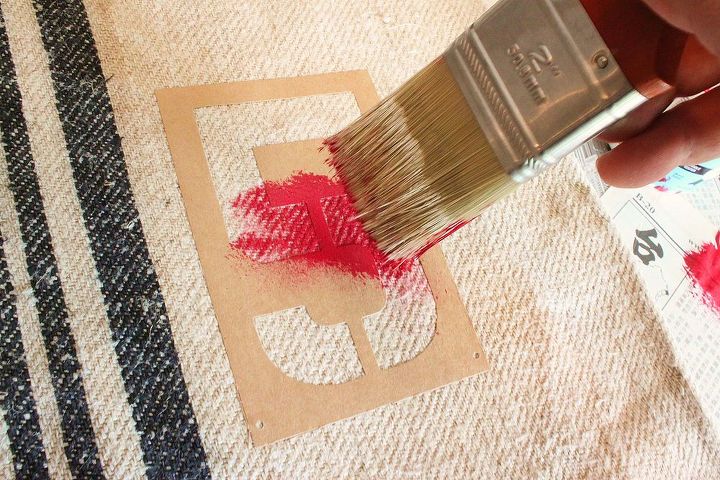 almohadas de saco de grano con plantilla, He salpicado la pintura de l tex roja sobre la plantilla lo que significa que he salpicado la pintura hacia abajo ligeramente utilizando la menor cantidad de pintura posible Fui a adiendo capas ligeras de pintura