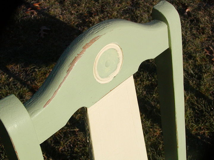 uso de la tela vintage en las sillas para un aspecto de epoca, Un primer plano del respaldo de la silla ligeramente pintado de amarillo y verde