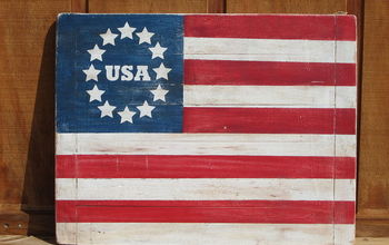 Una vieja tabla de cortar se convierte en una bandera patriótica
