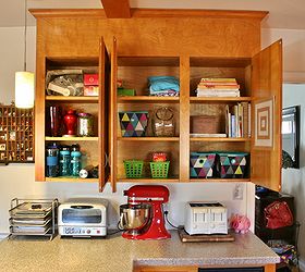 Organizing Kitchen Cabinets With a Cork Message Center