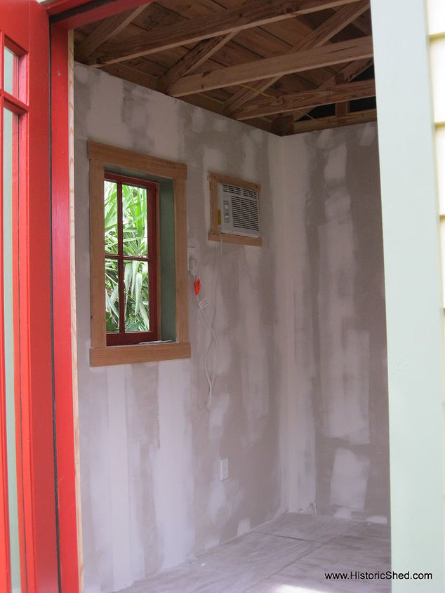 cobertizo de artista de 10 x10 a medida, Interior de drywall antes de pintar Una peque a pared de AC es todo lo que se necesita para el espacio
