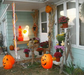 my halloween decorating so far, curb appeal, flowers, halloween decorations, seasonal holiday decor, Before rearranging porch and adding stalks and mums