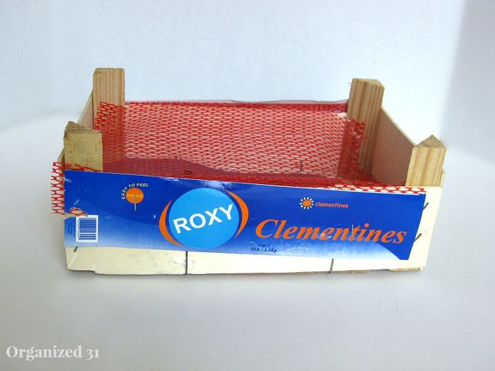 caja de cmics clementina reciclada, Empieza con una caja de clementinas y quita la red y las etiquetas