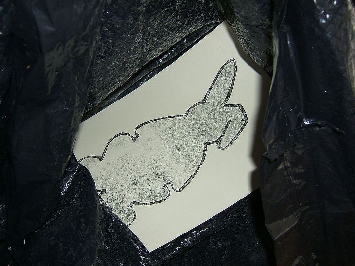 bandeira de coelhinho da pscoa de serapilheira, Eu pulverizei o padr o de coelho em um saco de lixo com adesivo em spray antes de colocar o peda o de estopa em cima do padr o