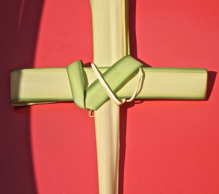 domingo de ramos e preparao da decorao da pscoa, Um amigo fez esta cruz de palmeiras