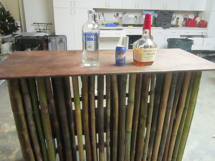 bar construdo com paletes e bambu