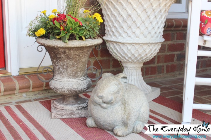 uma varanda do sul para a primavera de 2014, Coelhinhos de jardim e urnas de flores ficam de guarda em ambos os lados da porta da frente