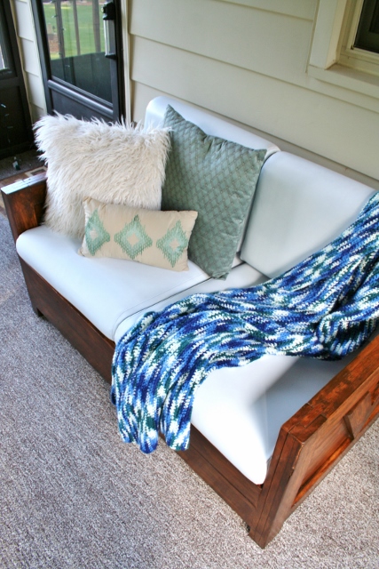 styling a love seat 4 different ways, home decor, Beachy Cool