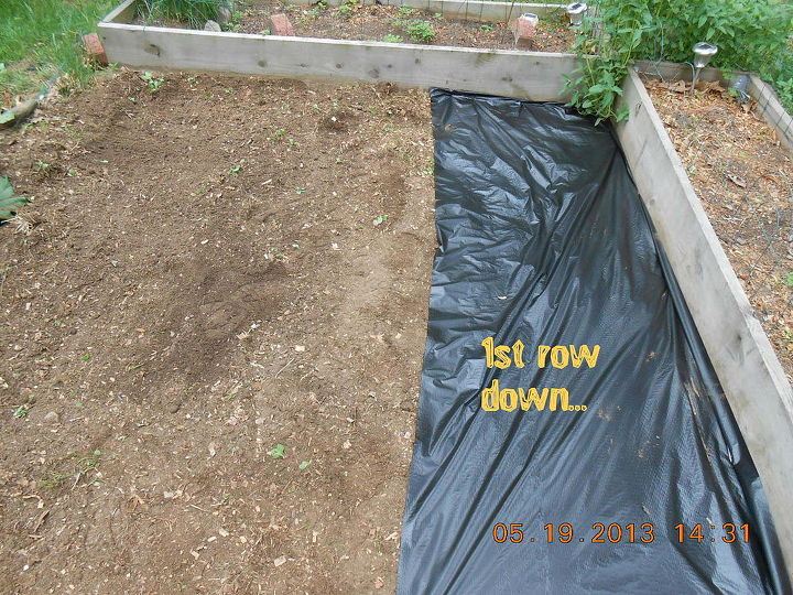 usando cabides de arame para segurar o tecido do jardim, Comece fazendo apenas as bordas externas