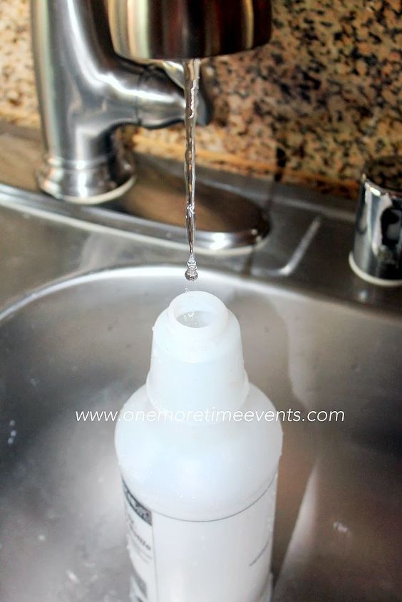 deshacerse de las moscas solucion para las moscas, a adir un poco de agua a una botella de spray