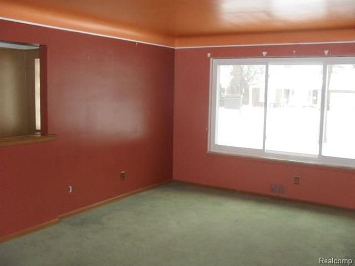 q need help with selecting carpet and curtains, home decor, living room ideas, reupholster, window treatments, windows, Living room BEFORE I don t know what they were thinking