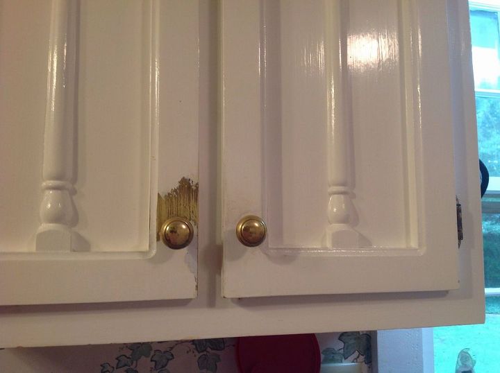 q cual es la forma mas facil de arreglar los armarios de mi cocina, Puertas de los armarios con acabado antiguo expuesto por debajo
