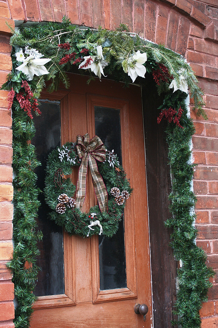 rustic country christmas, curb appeal, seasonal holiday decor