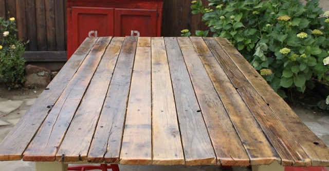 haga su propia mesa de granja con tablones para exteriores, Sell las tablas con tres capas de poliuretano de grado marino para exteriores Esta capa resistente protege la madera de la lluvia y el sol