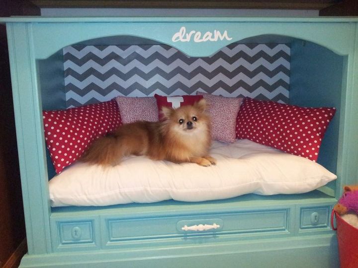 consola de tv anticuada a cama de perro fabulosa