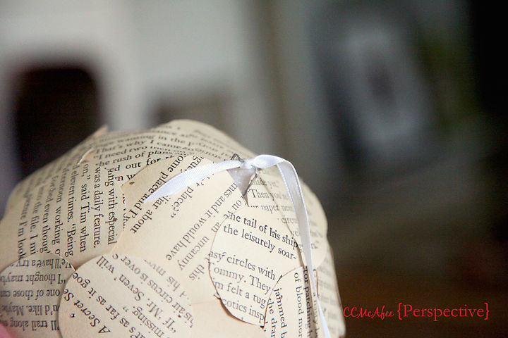 o orbe de papel de um livro antigo
