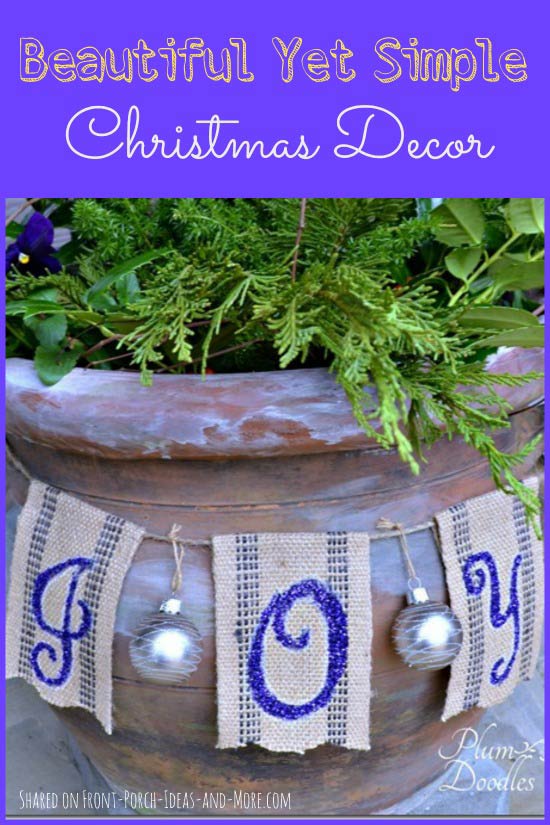 10 hermosos porches de navidad todo en un solo lugar, Decoraci n dulce de color p rpura y verde de Plum Doodles