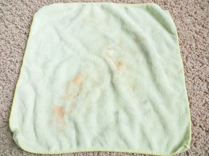 remover manchas do tapete, Use um pano de microfibra para retirar o m ximo poss vel da mancha Seque suavemente n o esfregue