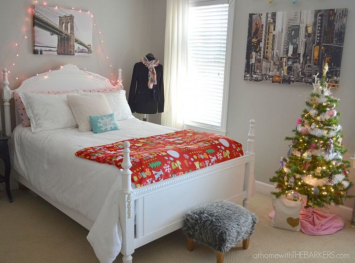 holiday decorating for teen girls, bedroom ideas, seasonal holiday decor, Light strung above the bed for a fun night time glow