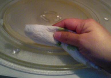 como limpiar y desinfectar el microondas solo con vinagre y agua, Paso 5 Secar con una toalla de papel