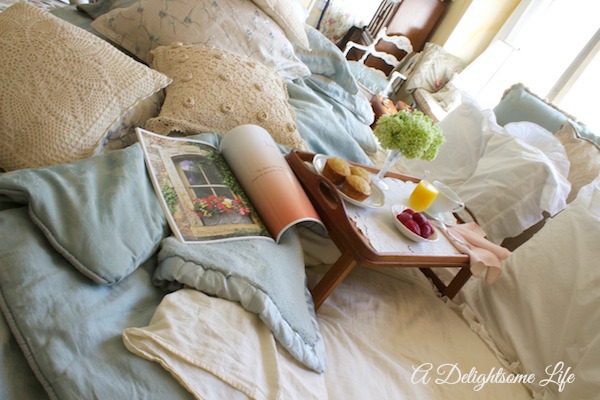 pretty pillows, bedroom ideas, home decor