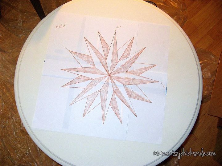 tutorial de rosa de bssola desenhada e pintada mo chalk paint, A b ssola foi medida e primeiro desenhada no papel para ver como ficaria antes de desenhar pintar na mesa